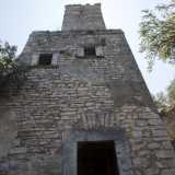 A sinistra riusciamo a individuare l'ingresso della torre, dal quale si accede anche alla chiesetta annessa